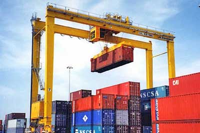 Rubber gantry crane for container handling