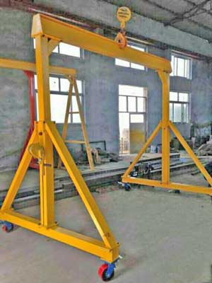 Weel mounted portable gantry crane with manual drive travelling 