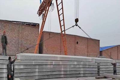 Truss gantry crane for precasting concrete plate handling 