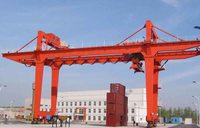  container crane, double girder gantry crane with U frame supporting leg and container handling spreader for efficient and accurate container handling