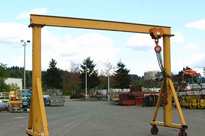 Portable gantry crane for indoor and outdoor use 