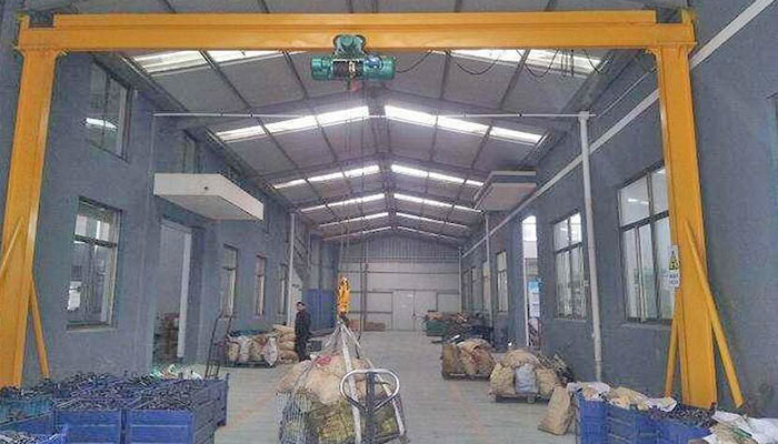 Portable gantry crane for warehouse material handling 