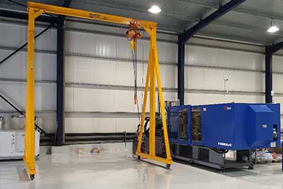 Fixed height portable gantry crane for injection mold handling 