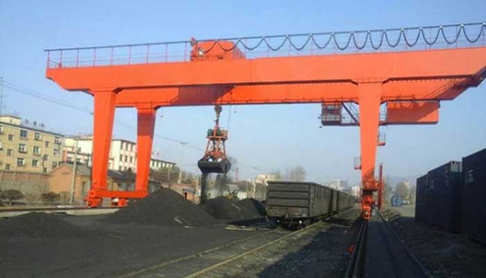 Railway gantry crane with grab bucke for bulk material handling 