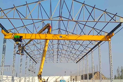 Underhung crane with no cantilever bridge girder and low headroom hoist