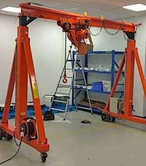 Light duty gantry crane with adjustable height