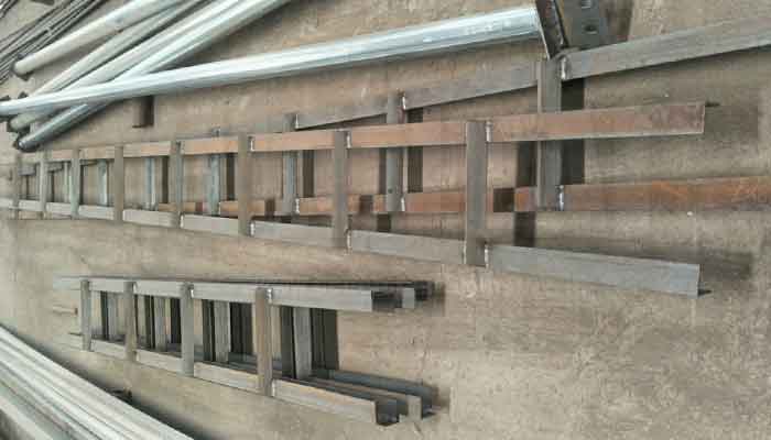 Bracing between columns for crane runy construction of 10 ton single girder crane 