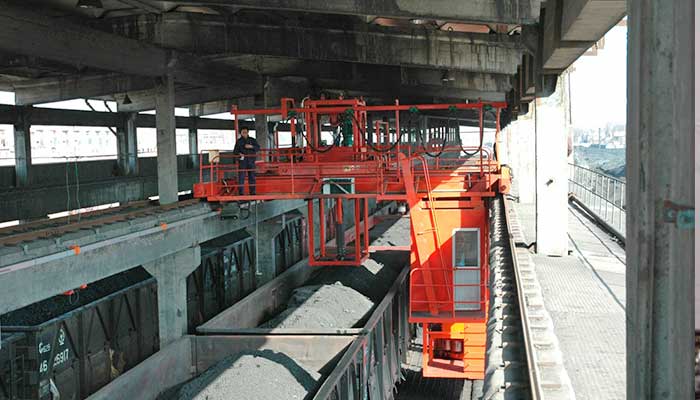 Railroad gantry crane with semi gantry crane design 