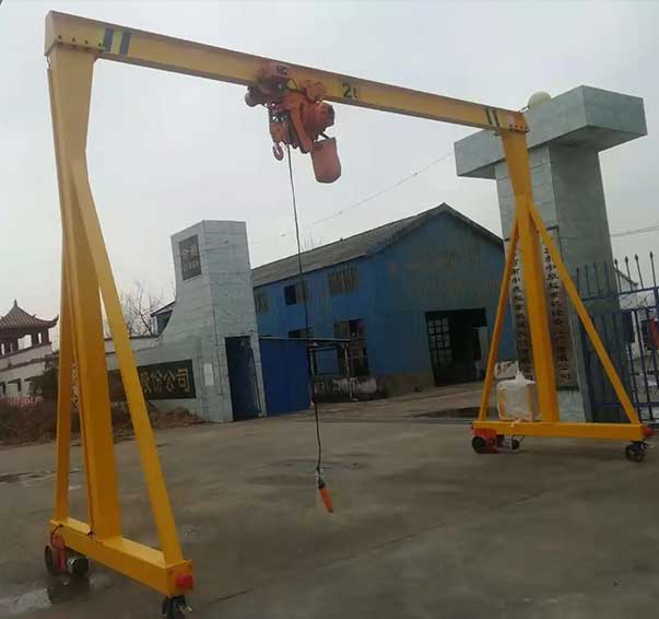 Rolling gantry crane with electric chain hoist 