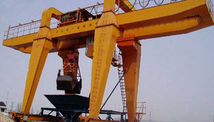 Rail mounted gantry crane for bulk material handling