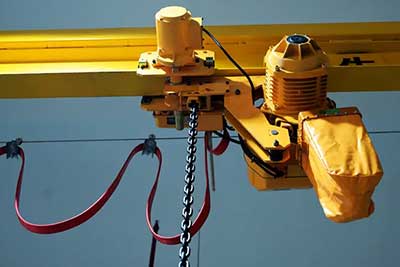 Variable speed electric hoist with low headroom chain hoist design 