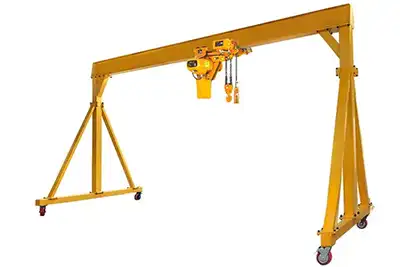 Low profile portable gantry crane with manual travelling design