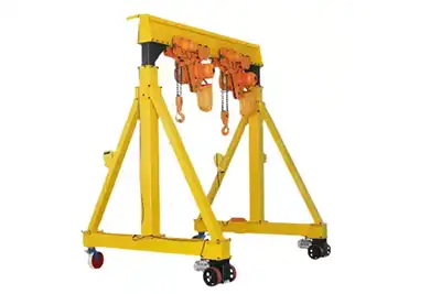 Low profile portable gantry crane with motorized travelling design