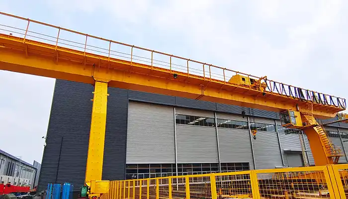 Single girder gantry crane with L leg for outdoor use 