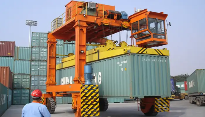 straddle carrier for port yard container handling 